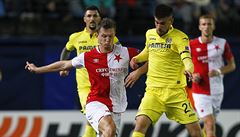 Villarreal vs. Slavia Praha: Tomá Necid v souboji s domácím Robertem Sorianem.