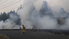 S ohnm bojují tisícovky hasi a ada poár stále není pod kontrolou.