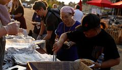 Zdánlivá idyla. Lidé ekající ve front na jídlo v evakuaním centru.
