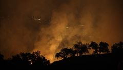 Kalifornské úady hovoí o nejtragitjím týdnu v historii lesních poár ve...