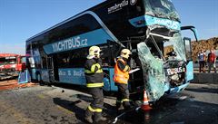 Na D8 u Prahy se srazily dva kamiony s autobusem. Bylo zraněno sedm lidí