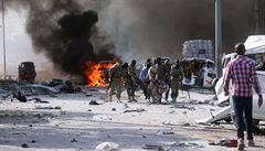 Syrská armáda odnáí jednoho ze svých koleg od místa, kde explodovalo auto.