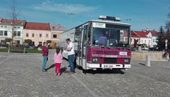 Pirátský autobus na náměstíčku v Jevíčku.