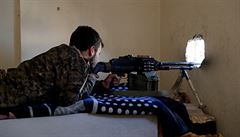 Syrský voják míí zbraní na pozice Islámského státu, které se nacházejí v...