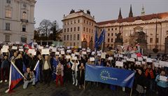‚Pánové, končíme!‘ Lidé před Pražským hradem protestovali proti Zemanovi a Babišovi