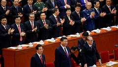 Čínský prezident Si Ťin-pching společně s bývalými prezidenty Jiangem Zeminem a...