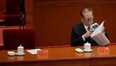 Bývalý ínský prezident Jiang Zemin si te in-pchingv projev pomocí lupy.