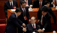 Čínský prezident Si Ťin-pching si třese rukou se svým bývalým protějškem... | na serveru Lidovky.cz | aktuální zprávy