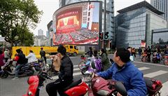 íané sledují ivý penos ze sjezdu na obím plátn v Nanjingu.