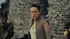 Rey (Daisy Ridleyová) trénuje s Lukem Skywalkerem (Mark Hamill). Star Wars...