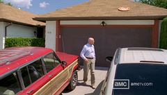 Walter White (Brian Cranston) stojí ped svým domem. Seriál Perníkový táta.