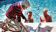S polaroidem na vzduchu. David Hockney u bazénu se sochařem Davidem Stoltzem a... | na serveru Lidovky.cz | aktuální zprávy