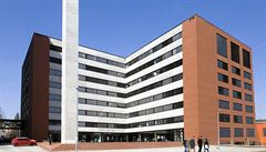 Osmipodlaní budova Fakulty architektury VUT v praských Dejvicích