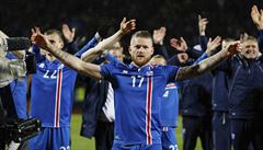 Kapitán Aron Gunnarsson slaví postup Islanan na jejich premiérové MS.