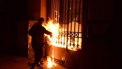 Výstřední ruský umělec zapálil sídlo centrální banky v Paříži