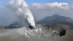 Japonsko zasáhla erupce sopky Šinmoedake. Města v okolí pokryl popel