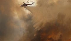 V boji s ohnm v Santa Rose pomáhal i vrtulník.