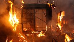 ‚Bylo to jako peklo.‘ Kalifornie zápasí s požáry, nejméně deset lidí přišlo o život