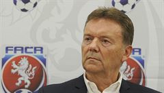 Roman Berbr na tiskové konferenci po zasedání výkonného výboru FA�R.