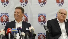 Druhý místop�edseda za �echy Roman Berbr (vlevo) a první místop�edseda za...