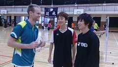 Trenér para-badmintonu Tomá Voves (vlevo) bhem tréninku v Tokiu.
