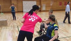 Reprezentaní trenérka japonských para-badmintonist ukazuje eským hrám...