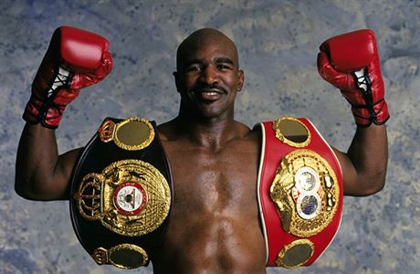 Evander Holyfield se svými tituly.