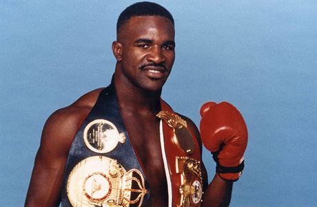 Evander Holyfield se svmi tituly.