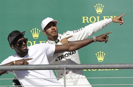 Usain Bolt a Lewis Hamilton pedvdj slavn vtzn gesto Jamajana.