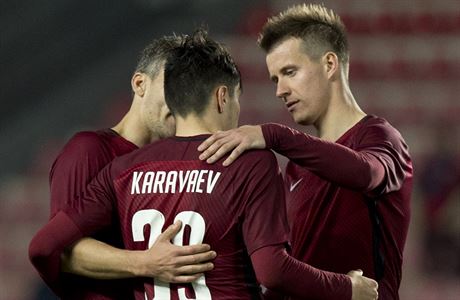 Sparta vs. Ostrava, MOL Cup: Luká Mareek utuje Vjaeslava Karavajeva.