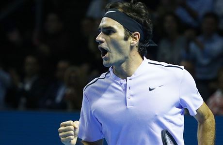 Roger Federer slaví vítzství na turnaji v Basileji.
