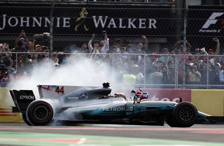 Britsk pilot formule 1 Lewis Hamilton slav tvrt titul mistra svta.