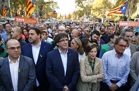 Pedseda katalnsk vldy Carles Puigdemont v ele protestu v Katalnsku.