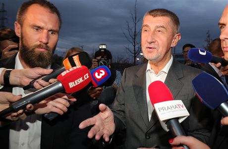 Andrej Babi na cest do volebního tábu ANO.