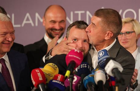 Andrej Babi objímá Marka Prchala na tiskové konferenci ANO k výsledkm...