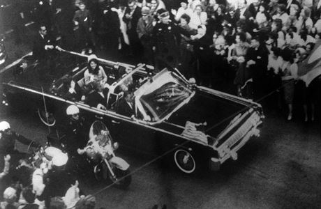 Pohled na Kennedyovo auto v Dallasu.