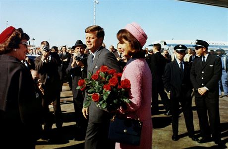 Bval americk prezident John F. Kennedy s prvn dmou po pistn v Dallasu.