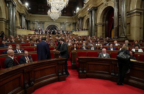 Poslanci na tajnm hlasovn v Katalnskm regionlnm parlamentu v Barcelon.