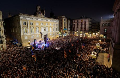 Lidé oslavují na námstí ped katalánským parlamentem v Barcelon.
