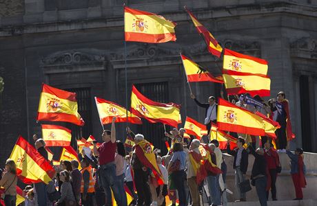 Na demonstraci na Kolumbovo nmst v centru Madridu lid mvali panlskmi...
