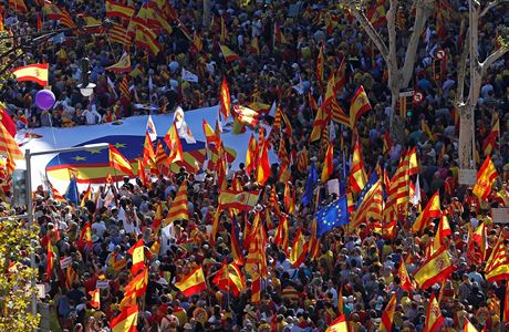 V Barcelonských ulicích protestuje milion lidí proti katalánské nezávislosti.