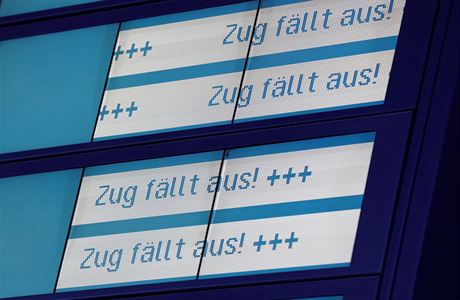 Informaní tabule v Berlín informuje cestující o zruení plánovaných spoj...
