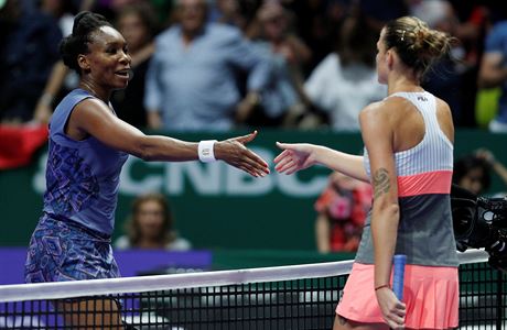 Venus Williamsov gratuluje Karoln Plkov k vtzstv.