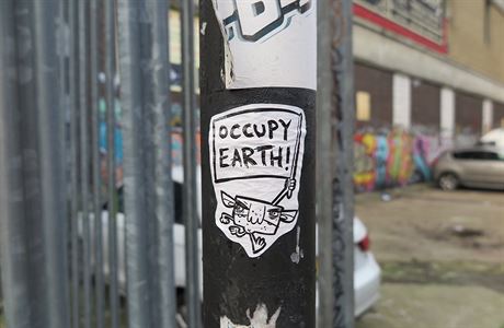Sticker hlásající Obsate Zemi zachycený na jednom ze sloup v ulicích...