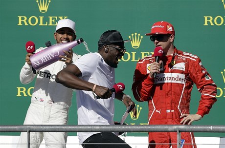 Lewis Hamilton lije ampaské za triko Usaina Bolta.