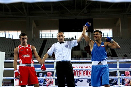 Mirek Gorol slaví postup na mistrovství Evropy v boxu junior.