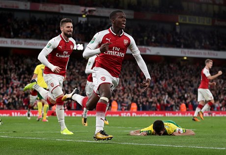 Eddie Nketiah slaví vítzství jeden z gól Arsenalu, který vstelil do sít...