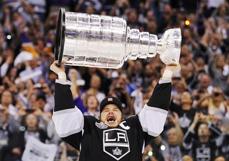 Dustin Brown dovedl LA Kings ke dvma Stanley Cupm.