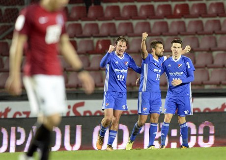 Oleksander Azackij, Milan Baro a Robert Hrubý slaví gól Baníku na Letné....