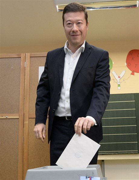 Pedseda hnutí Svoboda a pímá demokracie (SPD) Tomio Okamura odevzdal 20....